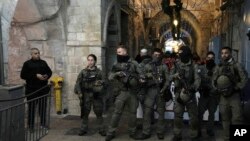 Izraelska policija raspoređena u starom gradu Jerusalema, nekoliko sati nakon što je policija pretresla kompleks džamije Al-Aksa, 5. april 2023.