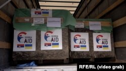 Коробки з допомогою для України від Сербії у вантажівці