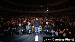 رضا صادقی دوشنبه شب کنسرتی را با حضور نوازندگان زن در تهران برگزار کرد 