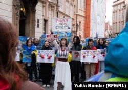 24 лютого українці у Празі вийшли на мітинг, аби нагадати, що в Україні досі триває війна, а українському народу потрібна допомога