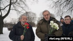 Борис Вишневский (слева) на акции памяти в Петербурге