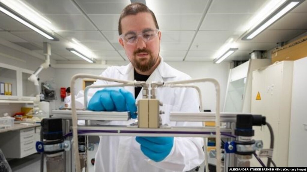 کیم کریستیانسن به تازگی دکترای خود را از دانشگاه علم و فناوری نروژ در زمینه فناوری جدیدی دریافت کرده که می تواند بخشی از اتلاف حرارتی را به کار گیرد.