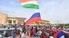 Përkrahësit e Këshillit Kombëtar për Sigurinë e Atdheut të Nigerit valëvitin flamujt e Nigerit dhe të Rusisë, në mbështetje të puçit ushtarak në Niamey, më 6 gusht 2023.