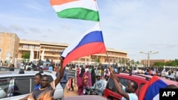 Mbështetësit e puçistëve në Niger duke valëvitur flamurin e Nigerit dhe Rusisë në Niamej më 6 gusht 2023. 