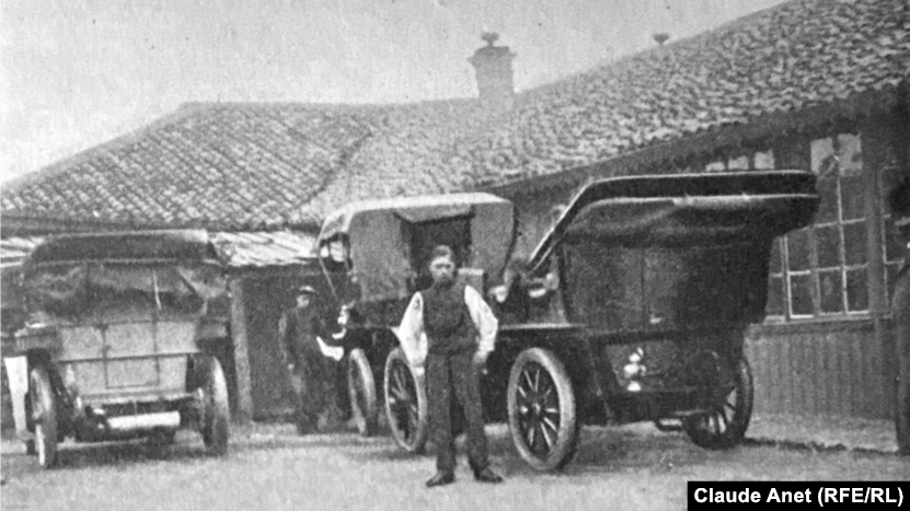 Cele trei mașini ale expediției românești spre Persia stau garate în curtea unui han dintr-un sat ucrainean. În general, condițiile întâlnite în mediul rural au fost catalogate drept „groaznice” de către aventurieri.