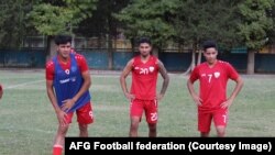 سه تن از اعضای تیم فوتبال ۲۳ سال افغانستان ( تصویر از صفحه فیسبوک فدراسیون فوتبال افغانستان) 
