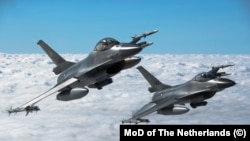Holland F–16-osok gyakorlatoznak