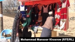 عبدالناصر هر روز لباس های دوخته شده را به بازار می برد و میفروشد