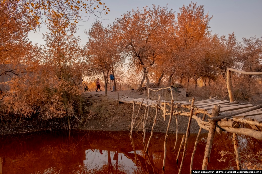 &nbsp;Balta në Lumin Amu Darya në Uzbekistan e bën ujin të kuqërremtë, teksa niveli i ujit sa shkon e bie. Fotografi e 18 marsit 2019. &nbsp;