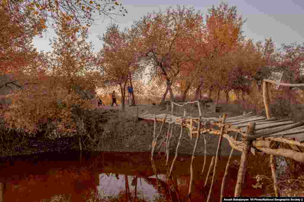 Mâlul din râul Amu Darya, Uzbekistan, dă apei o culoare roșu închis, pe măsură ce nivelul apei continuă să scadă. 18 octombrie 2019. World Press Photo Long-Term Project Award: Battered Waters&nbsp;by Anush Babajanyan, VII Photo/National Geographic Society