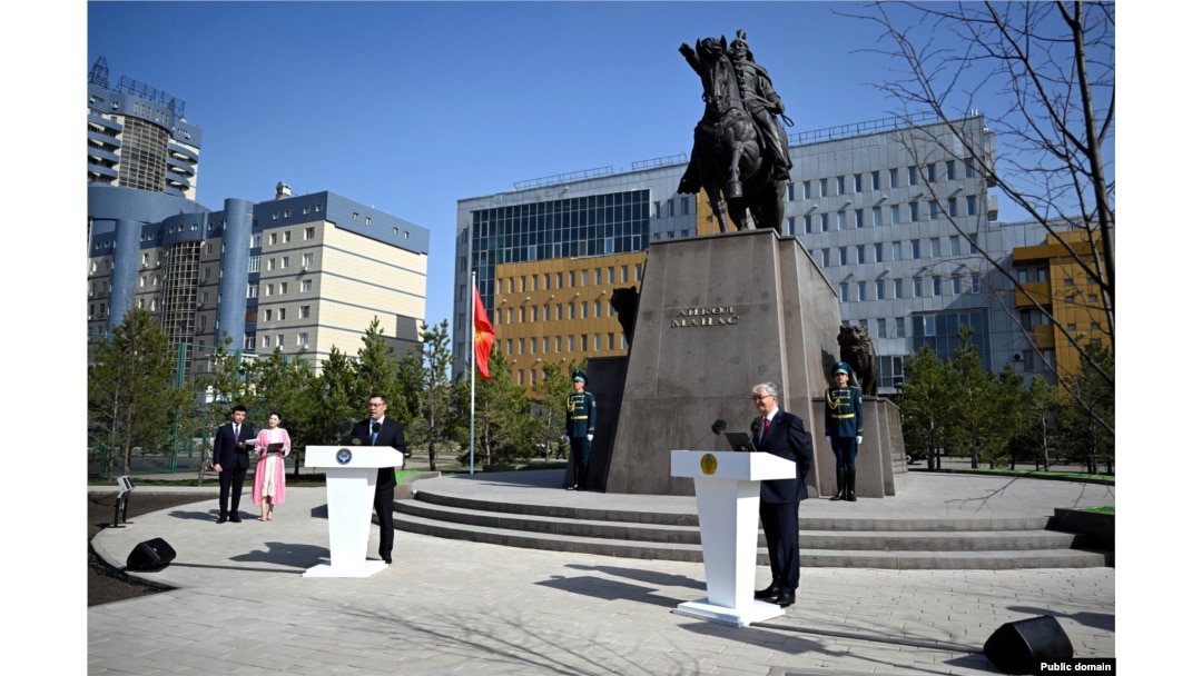 Тәтесі менің сиқырымды сорып жатыр Тәтесі менің сиқырымды сорып жатыр