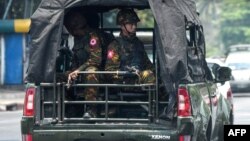 Vojna patrola za vrijeme novogodišnjeg festivala vode, Yangon, april 2023. 