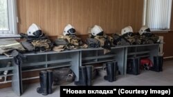 Экипировка команды ДПК в деревне Мелединской. Огнеупорные костюмы пожарных, сложенные под касками, называют "боёвки". Фото: Юлия Невская