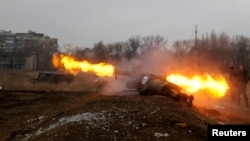 Доброволец в силите на самопровъзгласената Донецка Народна република изстрелва противотанкова ракета "Конкурс". Снимката е от март 2015 г.