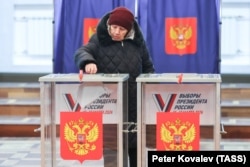 O femeie își votează la Sankt Petersburg, orașul natal al lui Vladimir Putin, pe 15 martie.
