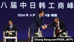 Јапонскиот премиер Фумио Кишида, јужнокорејскиот претседател Џун Сук-Jол и кинескиот премиер Ли Чијанг на бизнис самит во Сеул, 27 мај 2024 година