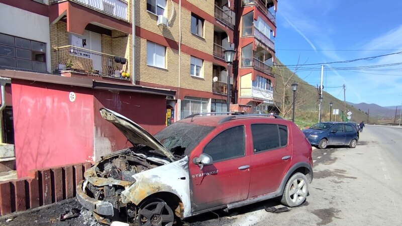 Në Mitrovicë të Veriut digjet vetura e një polici