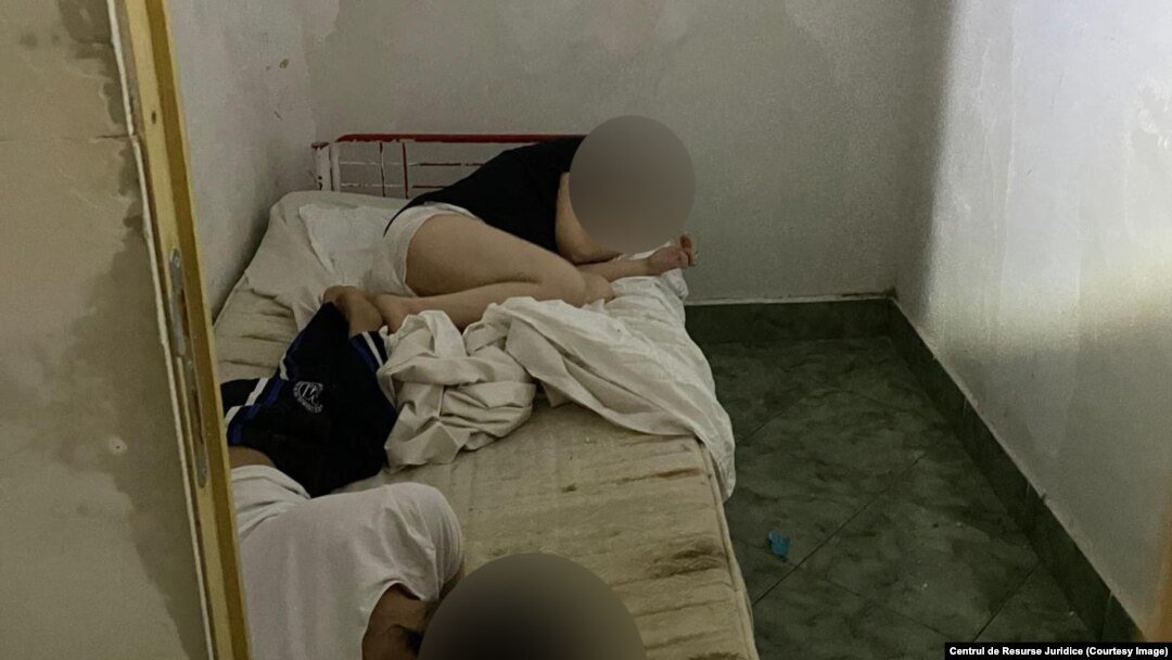 Imagini cu impact emoțional. Oameni ținuți în subsolul Azilului Bărdești și ascunși de ochii autorităților venite în control. Ei au fost salvați abia la intervenția CRJ.