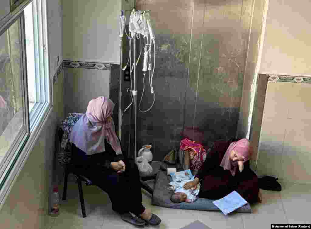 Një grua palestineze duke u kujdesur për foshnjën e saj të sëmurë në spitalin Nasser në Han Junis në jug të Rripit të Gazës, 24 qershor 2024. Para mbylljes së pikës në Rafah, &ldquo;rreth 50 pacientë në gjendje kritike janë larguar nga Gaza çdo ditë... Do të thotë, që nga 7 maji të paktën 2.000 persona nuk kanë mundur të largohen nga Gaza për të marrë trajtim mjekësor&rdquo;, tha Rik Peeperkorn, përfaqësues i OBSH-së për Gazën dhe Bregun e pushtuar Perëndimor.