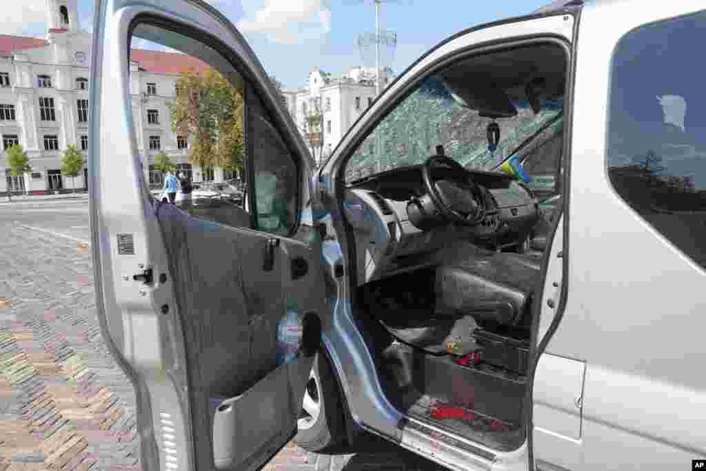 Jedan od uništenih automobila sa centralnog trga.