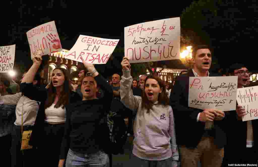 Протестувальники в Єревані збираються біля будівлі уряду, щоб підтримати етнічних вірмен у Нагірному Карабасі після наступальної операції азербайджанських збройних сил, Єреван, Вірменія, 20 вересня 2023 року