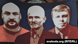 Банэр на вечарыне ў Вільні, прысьвечанай 2-й гадавіне арышту супрацоўнікаў праваабарончага цэнтру «Вясна».