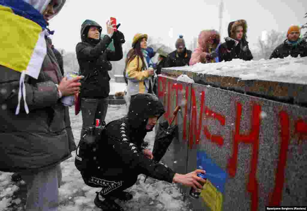 Activiști anti-război vandalizează monumentul sovietic pe 27 februarie 2022.&nbsp; În Bulgaria, părerile despre președintele rus Vladimir Putin au fost în mare parte pozitive, de până la 58%, între 2020 și 2022, dar s-au prăbușit la doar 32% în zilele de după declanșarea invaziei din Ucraina.