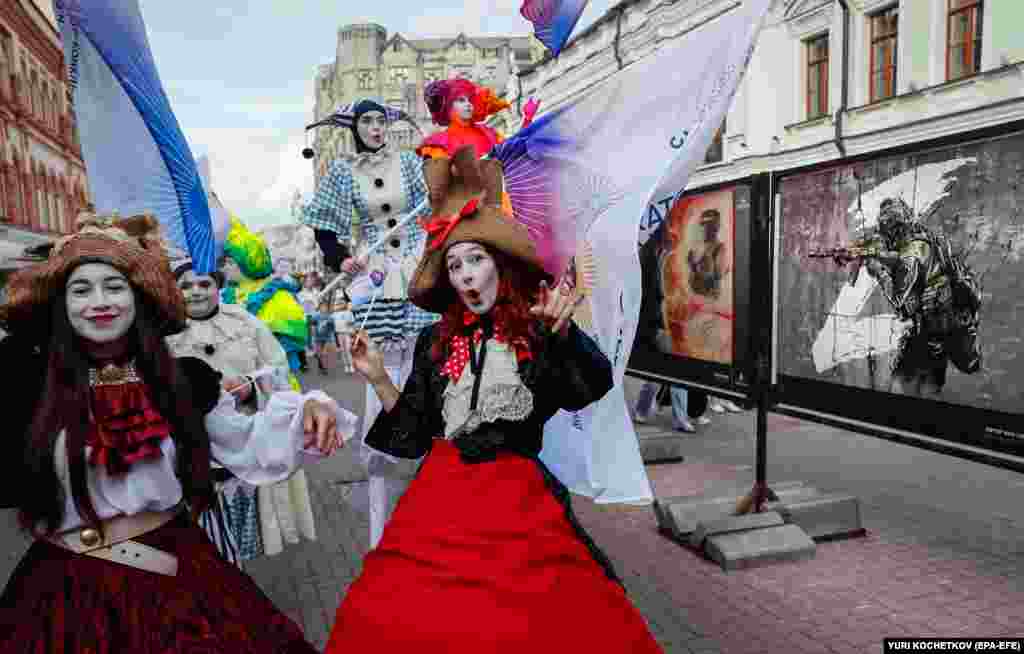 Ulični umjetnici odjeveni u karnevalske kostime hodaju ulicama Moskve&nbsp;uoči dodjele Nagrade nacionalnog pozorišta i festivala Zlatne maske, 24. juna.