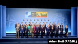 Udhëheqësit e vendeve anëtare të NATO-s, duke pozuar për një fotografi të përbashkët, para nisjes së samitit të aleancës ushtarake, në Vilnius, Lituani, më 11 korrik 2023.
