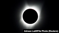 Potpuno pomračenje Sunca je fotografisano blizu Mičela, Oregon, SAD, 21. avgusta 2017.