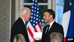 Джо Байден и Эммануэль Макрон на встрече в Париже, 8 июня 2024 года