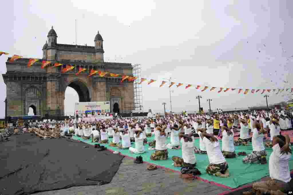 Vježbači joge u sesiji ispred spomenika Gateway of India na Međunarodni dan joge u Mumbaiju, Indija, 21. juna 2024.