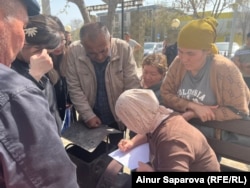 Люди записывают свои требования у акимата Жылыойского района. Атырауская область, 10 апреля 2024 года