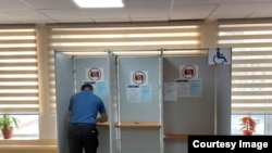 Čovjek glasa na ustavnom referendumu u Uzbekistanu 30. aprila.