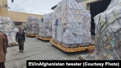 کمک های بشر دوستانه اتحادیه اروپا برای افغان های نیازمند که شامل تجهیزات طبی و ادویه است به کابل رسید.
