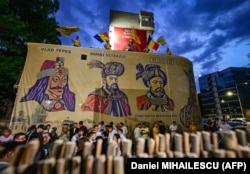 „Ideologic, cele două partide sunt compatibile”, spune despre AUR și Fidesz istoricul Stefano Bottoni. Deși viziunile lor teritoriale sunt în conflict, ambele partide sunt pro-ruse și anti-occidentale.