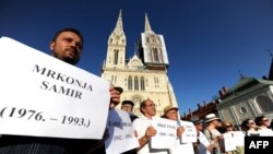 Aktivisti sa imenima bošnjačih civila koje su hrvatske snage ubile u centralnoj BiH, na protestu zbog puštanja iz zatvora Darija Kordića, Zagreb, 2014. godine.