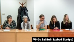 A Kölcsey elbocsátott tanárai, köztük Palya Tamás és Törley Katalin (a kép bal szélén) a bíróságon a munkaügyi perükön 2023. április 13-án
