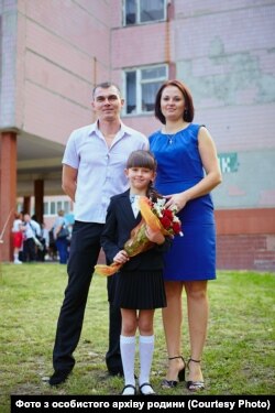 Аня Фігурна з батьками. Фото з особистого архіву родини
