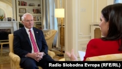 Ambasadori amerikan në Beograd, Christopher Hill, gjatë intervistës për Radion Evropa e Lirë.