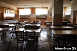 A school cafeteria in Maryinka in 2017.