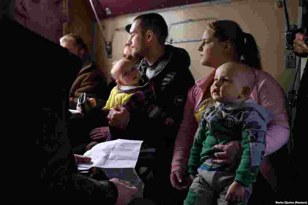 Iryna Hryhoryeva ulet me djalin e saj Bohdan, 2 vjeç, brenda një treni evakuimi në Pokrovsk, në rajonin e Donjeckut, pasi la fshatin e saj që gjendet pranë vijave të frontit të Bahmut, mes sulmeve të Rusisë ndaj Ukrainës.