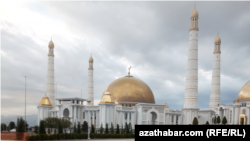 Gypjak obasyndaky metjit. Bezeg suraty