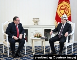 АКШнын Бишкектеги элчиси Лесли Вигери менен Кыргызстандын президенти Садыр Жапаров. 2022-жылдын 30-декабры.