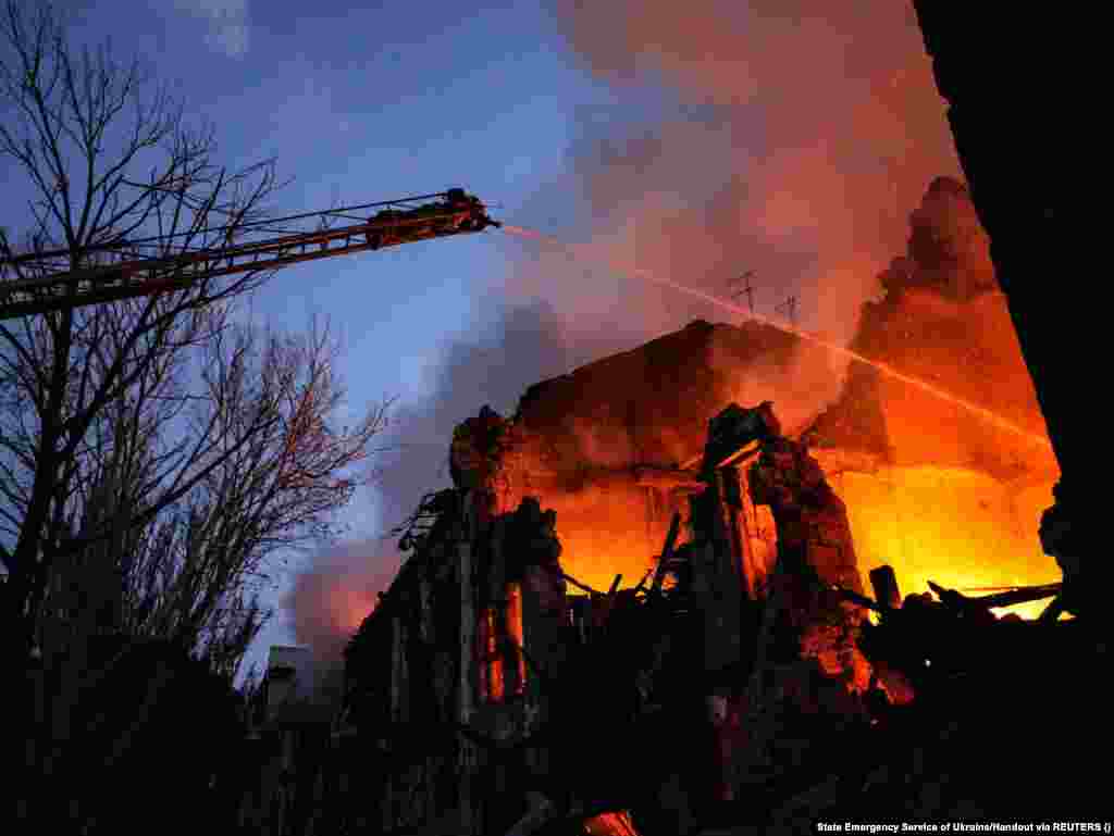 Рятувальники ліквідовують пожежу, яка виникла внаслідок російської атаки на Миколаїв