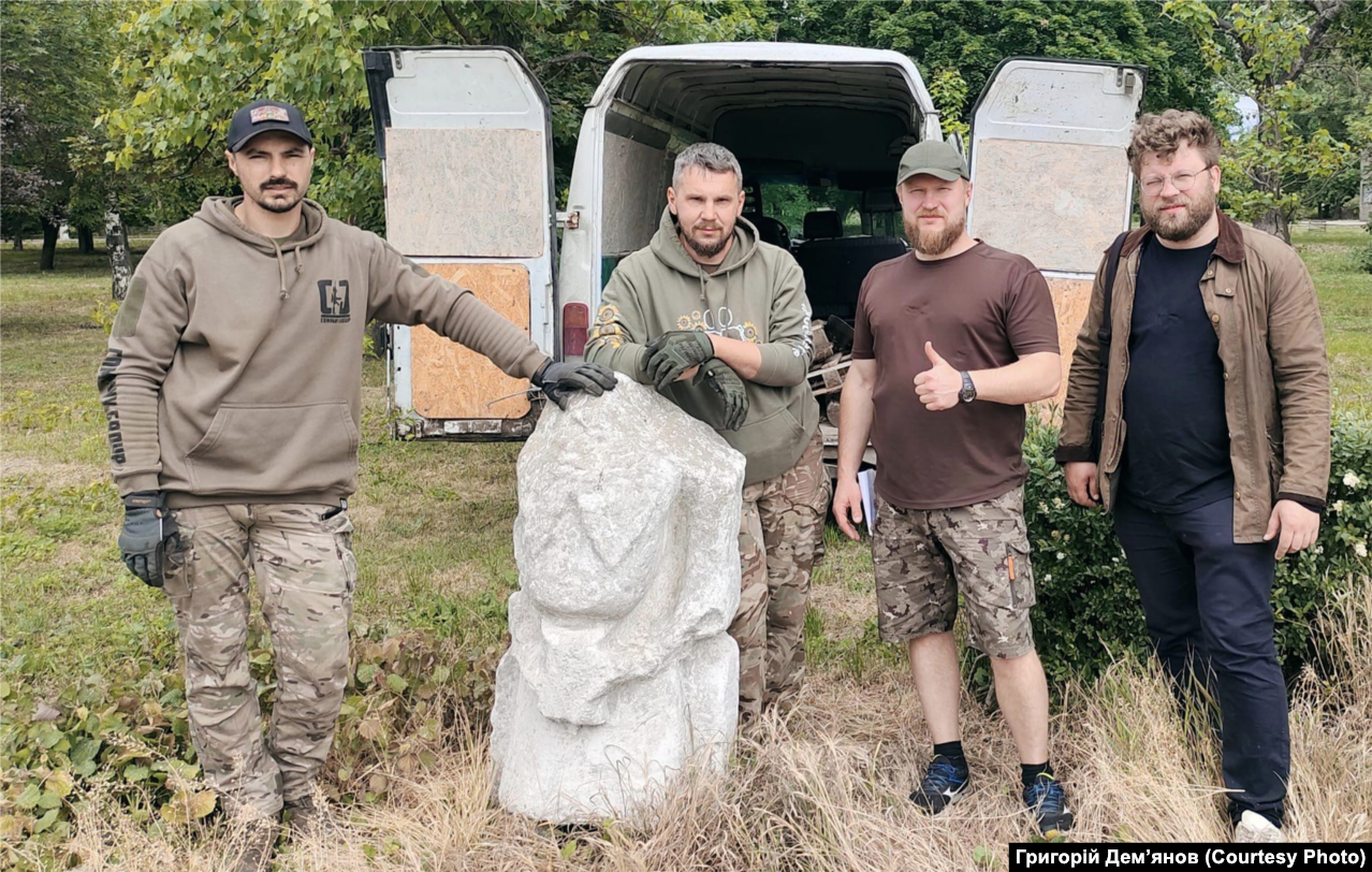 Volunteers pose for a photo during the evacuation of Polovtsian sculptures from the Donetsk region.