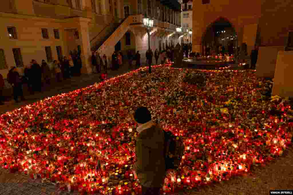 Priveghi în memoria victimelor atacului armat din Praga în fața Universității Carol.