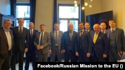 Александар Студеникин меѓу руските дипломати во Брисел, февруари 2020 година