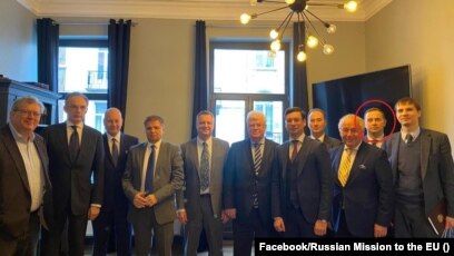 Aleksandr Studenikin midis diplomatëve rusë në Bruksel. Shkurt 2020.