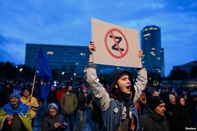 Pjesëmarrës në një protestë kundër politikës pro-ruse të qeverisë sllovake. Bratislavë, mars 2024